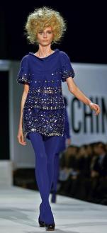 Szafirowa kreacja Moschino, jesień-zima 2008/2009 inspirowana modą z lat 60.