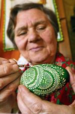 Krystyna Cieśluk maluje jajka i wydmuszki od 60 lat 