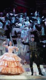 „Upiór w Operze“ to nie tylko muzyka i taniec, ale też feeria barw i strojów 