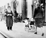 Stary Żyd na spacerze – jedna z ocalonych fotografii