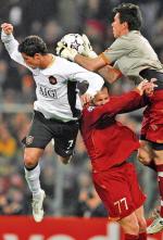 Przed rokiem w pierwszym meczu 1/4 finału Roma wygrała w Rzymie z Manchesterem United 2:1. Od lewej: Cristiano Ronaldo, Marco Cassetti i bramkarz Romy Alexandre Doni 