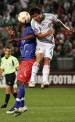 Piłkarze Meksyku grali w Carson (USA) w olimpijskim turnieju kwalifikacyjnym. Na zdjęciu Julio Dominguez (z prawej) w meczu z Haiti. Obok Sony Norde