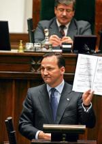 Radosław Sikorski wymachiwał wczoraj w Sejmie konstytucją i Kartą praw podstawowych