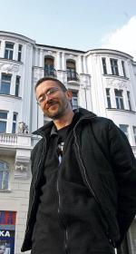 Jarosław Zieliński, varsavianista, od lat śledzi losy kamienic Heppena i Czerwińskiego. Poniżej: zegar na odrestaurowanym  budynku przy Chłodnej 20