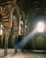 Wnętrze Wielkiego Meczetu (obecnie katolickiej katedry) w Kordobie wzniesionego przez Maurów w VIII – X w.