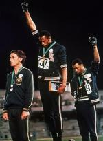Meksyk 1968, dekoracja po biegu na 200 m. Za ten antyrasistowski gest Amerykanie Tommie Smith (zwycięzca) i John Carlos (trzecie miejsce) zostali usunięci z ekipy USA i wioski olimpijskiej
