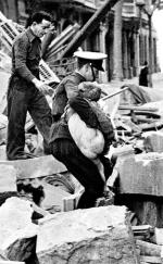 Chłopiec uratowany z ruin swojego domu, Lerida 1938
