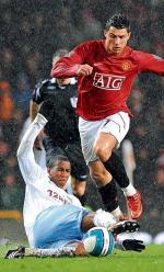Cristiano Ronaldo (z prawej) strzelił jednego gola dla Manchesteru United w wygranym 4:0 meczu z Aston Villą