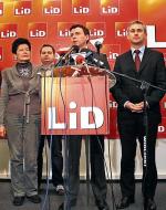 Członkowie koalicji dowiedzieli się o rozpadzie LiD z telewizji. Na zdjęciu Wojciech Olejniczak ogłaszający decyzję na sobotniej konferencji prasowej 
