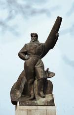 Pomnik Lotnika przed wojną stał przy pl. Unii Lubelskiej, teraz na rondzie u zbiegu al. Żwirki i Wigury oraz ul. Wawelskiej