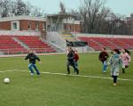 Uczniowie drugich klas ze Szkoły Podstawowej nr 82 sprawdzili już nową trawę Bemowskiego Ośrodka Piłki Nożnej