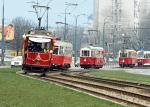 Oto kawałek historii stołecznych tramwajów w jednym kadrze. Ulicą Towarową jedzie pięć wagonów. Powstały w latach 1908 – 1959