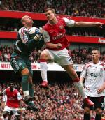 Mecz Arsenalu z Liverpoolem znów zakończył się remisem 1:1. Na zdjęciu Jose Manuel Reina i Duńczyk Nicklas Bendtner