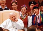 Za granicą najbardziej czytelnymi symbolami Polski są Jan Paweł II, Lech Wałęsa i „Solidarność” – przyznaje europoseł Jacek Saryusz-Wolski. Na zdjęciu papież słucha polskiego chóru podczas audiencji w Castel Gandolfo w 2002 roku