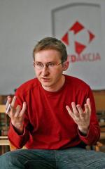 <Sławomir Sierakowski socjolog, publicysta, wydawca, autor sztuki „Szewcy u bram”. Jego znak firmowy to pomarańczowy sweter i długi skórzany płaszcz