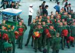 Zdjęcie chińskich milicjantów krąży w Internecie. Wiele jednak wskazuje, że nie są to prowokatorzy inicjujący zamieszki w Tybecie, ale filmowi statyści