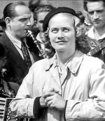 „Zakazane piosenki”,1946 r. Alina Janowska otrzymała rolę ulicznej śpiewaczki,  bo zobowiązała się wystąpić we własnym prochowcu