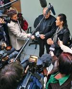 Rodzina Olewników po ogłoszeniu wyroku skazującego porywaczy 31 marca w sądzie w Płocku