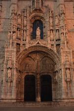 Portal klasztoru Hieronimitów, ufundowanego przez Manuela I w lizbońskiej dzielnicy Belem jako wyraz dziękczynienia za pomyślną wyprawę Vasco da Gamy. Żeglarz, piewca jego dokonań Luis de Camões oraz król Manuel i jego żona Maria Aragońska zostali pochowani w podziemiach klasztoru. 