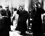 Żydzi zdejmują czapki przed Niemcami. Tak nakazali okupanci