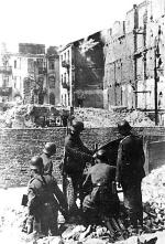 Niemcy ostrzeliwują z działa górne piętra domów zajętych przez bojowców