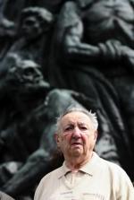 Marek Edelman, jeden z dowódców Żydowskiej Organizacji Bojowej, przed warszawskim pomnikiem Bohaterów Getta