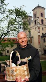 Ojciec Zygmunt Galoch, dyrektor Benedicite, Jednostki Gospodarczej Opactwa Benedyktynów w Tyńcu częstował cukierkami klasztornymi, konfiturami i wykładał ideę przedsięwzięcia