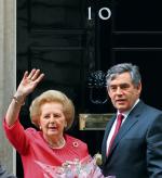 Margaret Thatcher i Gordon Brown przed siedzibą brytyjskich premierów