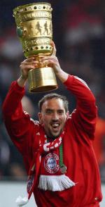 Francuz Franck Ribery z Pucharem Niemiec