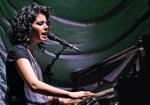 Katie Melua zaczęła kameralnie przy fortepianie, ale chwilę później pokazała się w zaskakująco dynamicznym repertuarze