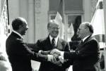 Prezydenci Egiptu i USA oraz premier Izraela Menachem Begin po podpisaniu układu w Camp David
