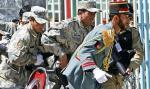Afgańscy żołnierze w paradnych mundurach uciekali przed kulami terrorystów