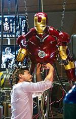 Tony Stark (Robert Downey Jr.)  pracuje nad ulepszeniem swojego bojowego pancerza 