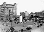 Pomnik Lotnika na placu Unii Lubelskiej odsłonięto w 1932 roku. Był jednym z pierwszych poświęconych lotnikom w Europie
