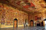 Salę Herbową zdobią malowidła ze scenami z historii miasta oraz 665 herbów karynckiej szlachty 