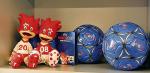 Maskotki Euro 2008 i piłki to teraz element wystroju wszystkich sklepów w Klagenfurcie 
