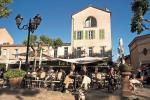 Siedzieć w ciepłe przedpołudnie w kawiarni w Saint Tropez – to jest bon vie