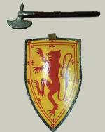 Tarcza z herbem Szkocji i topór – repliki broni z XII – XIII w.
