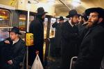 Obrazek jak z nowojorskiego metra w warszawskim tramwaju. Raz w tygodniu chasydzi opuszczają swoje miejsce i jadą do synagogi Nożyków