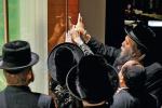 W swojej pracy misyjnej Chabad stara się m.in. nakłaniać Żydów  do umieszczania przy drzwiach  pojemnika zawierającego wypisane na pergaminie fragmenty Tory (zwanego mezuzą). Na zdjęciach – uroczystość błogosławieństwa nowego sklepu jubilerskiego  w warszawskim Hiltonie i przybicia mezuzy do framugi