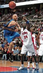 Sobotni mecz Detroit Pistons – Orlando Magic. Marcin Gortat (z lewej) faulowany przez Antonio McDyessa 