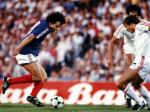 Michel Platini strzelał w każdym meczu mistrzostw Europy 1984 roku co najmniej jednego gola, w finale dał Francji prowadzenie strzałem z rzutu wolnego