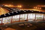 Nocny widok na Terminal 3 w Pekinie, na dachu charakterystyczne smocze łuski. Przez nie wpada do wewnątrz światło. Koszt budowy Terminalu wybudowanego w cztery lata: 3,6 mld dolarów. Uroczyste otwarcie odbyło się 26 lutego 2008