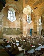 Kościół św. Bartłomieja, miejscowość Chodowice w Czechach wschodnich. W surowych, niepomalowanych murach Jakub Byrdych ustawił krzesła Vernera Pantona. Linie popartu współgrają z kształtami barokowych okien