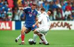 Mimo tytułu mistrza Europy Zinedine Zidane (z lewej) w 2000 roku nie dostał Złotej Piłki „France Football”. Wyprzedził go Luis Figo