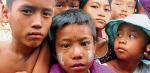 Ocalałe dzieci w zaimprowizowanym centrum pomocy w Kyauktan
