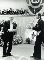Isaac Bashevis Singer otrzymuje literacką Nagrodę Nobla w 1978 roku