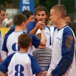 Ebi Smolarek (w środku) świetnie bawił się na Pradze razem z młodymi piłkarzami z Brzeskiej 