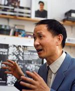 Youcai Wang (42 lata) był jednym z liderów protestów na placu Tiananmen, za co na dwa lata wtrącono go do więzienia. W 1998 r. założył opozycyjną Chińską Partię Demokratyczną i znów trafił za kratki. Od czterech lat mieszka w USA. Do Polski przyjechał na zaproszenie Amnesty International