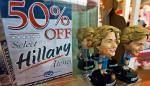 W sklepiku na waszyngtońskim lotnisku Dulles, wyborcze gadżety pani Clinton staniały już o 50 procent. Pamiątki z nazwiskiem Baracka Obamy nie zostały przecenione